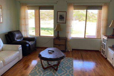 Whispering Palms - Accommodation Yamba 3