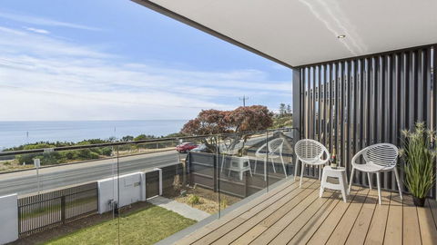 WHITEHAVEN - MORNINGTON - Accommodation Yamba 0