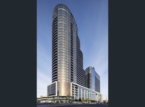 Whitehorse Towers - Accommodation Yamba 0
