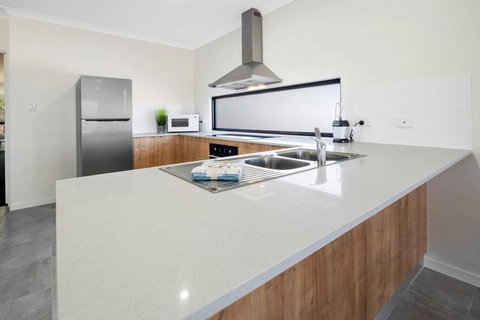 WHITSUNDAY Brand New Townhouse Close To Boardwalk - Accommodation Yamba 1