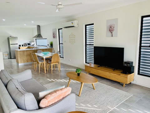 WHITSUNDAY Brand New Townhouse Close To Boardwalk - Accommodation Yamba 0