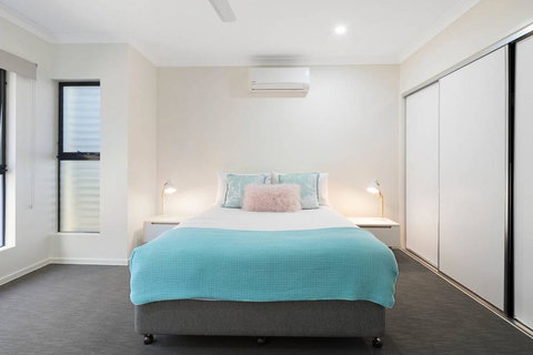 WHITSUNDAY Brand New Townhouse Close To Boardwalk - Accommodation Yamba 2