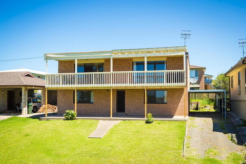 Williams Wonder - Large Beach House - Accommodation Yamba 0