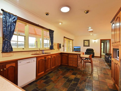 Wine Country Homestead 4-6br House - Accommodation Yamba 2