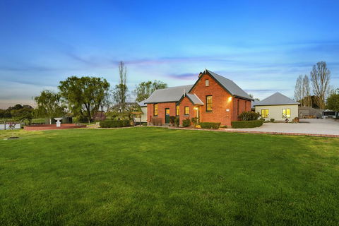 Woodend Old School House - Accommodation Yamba 0