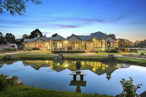 Woodend Old School House - Accommodation Yamba 1
