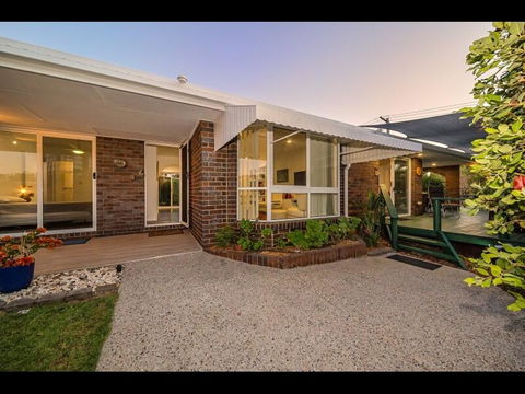 Woorim Secluded Palms Cottage - Accommodation Yamba 0