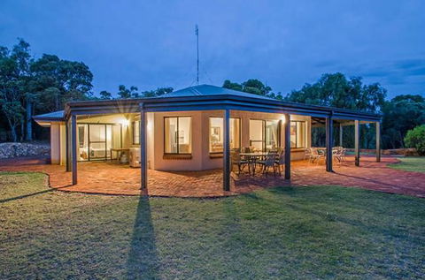 Yallingup Pet Friendly Bush Retreat - Accommodation Yamba 0