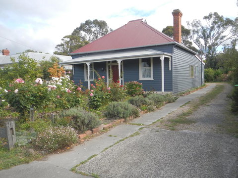 Yarram Cottage: Art And Accommodation - Accommodation Yamba 1