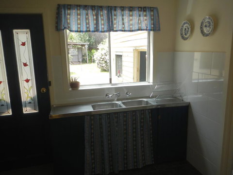 Yarram Cottage: Art And Accommodation - Accommodation Yamba 2