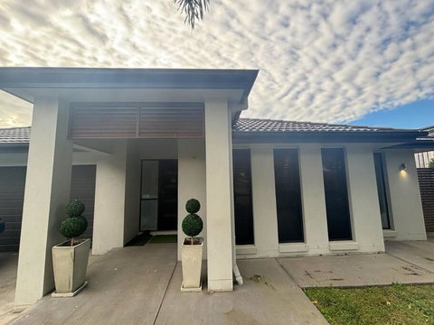 3 Bed Modern Home, Spacious Oasis & Pool - Accommodation Yamba 2