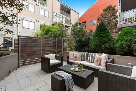 A Spacious 2BR Apt With A Courtyard & FREE Parking - Accommodation Yamba 2