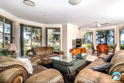 Aircabin - Tuggerawong - Lake Front - 9 Beds House - Accommodation Yamba 3