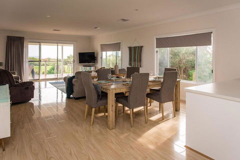 Aldinga Bay Bungalow Ocean View Retreat - Accommodation Yamba 2