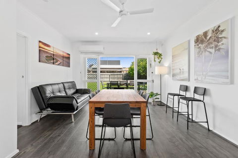 All Beached Out - 8 Guests, Cental, 450m To Beach! - Accommodation Yamba 0