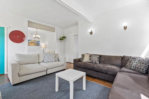 All Beached Out - 8 Guests, Cental, 450m To Beach! - Accommodation Yamba 2