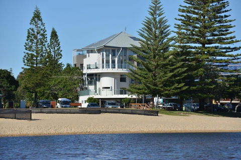 Amazing Currimundi Lakefront Ocean Penthouse - Accommodation Yamba 4