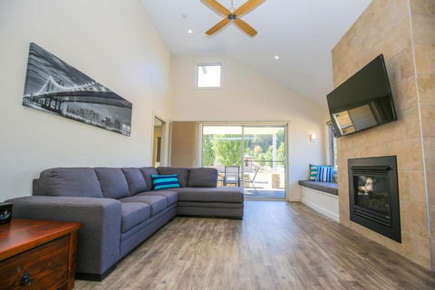 Amber Mist Villa - One - Accommodation Yamba 0