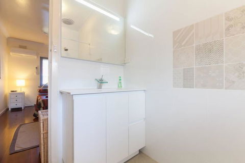 B7 Crawley Apartment 1 BRM & Sleepout Near UWA - Accommodation Yamba 0