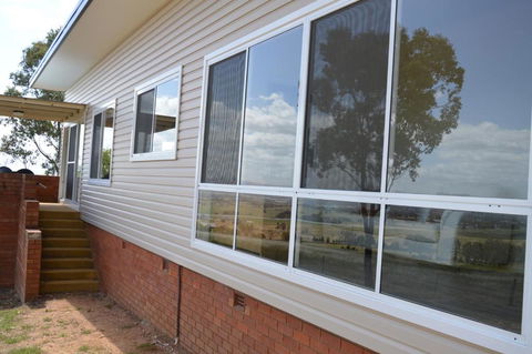 BATHURST GOLDFIELDS RESIDENCE On MOUNT PANORAMA - Accommodation Yamba 3