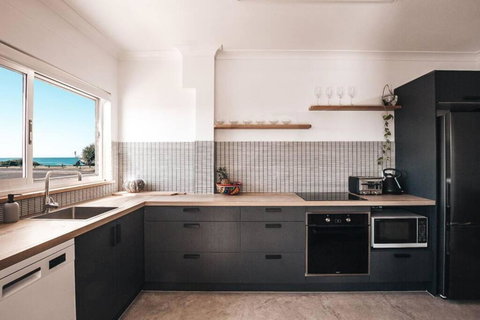 BAY PROPERTIES . Ocean Sounds - Accommodation Yamba 1