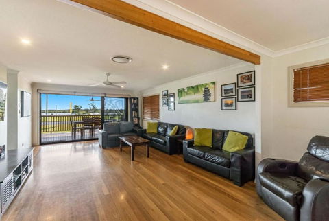 Bayview Beach House- Pet Friendly Home With A Pool - Accommodation Yamba 4