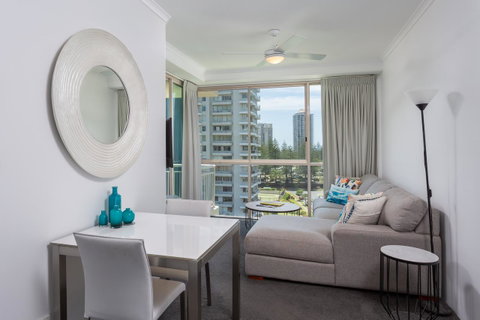 Maldives Resort Main Beach, Gold Coast - Accommodation Yamba 11