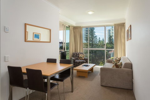 Maldives Resort Main Beach, Gold Coast - Accommodation Yamba 4