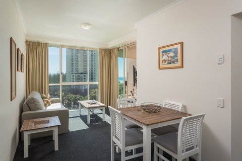 Maldives Resort Main Beach, Gold Coast - Accommodation Yamba 9