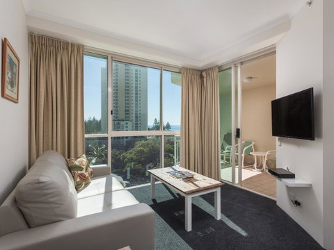 Maldives Resort Main Beach, Gold Coast - Accommodation Yamba 7