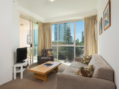 Maldives Resort Main Beach, Gold Coast - Accommodation Yamba 3