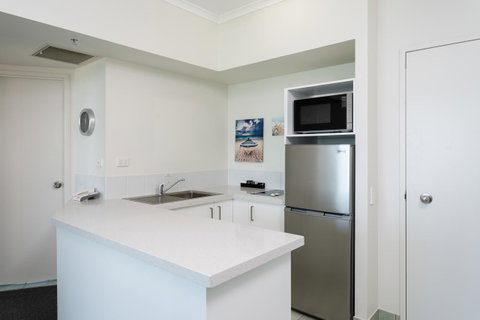 Maldives Resort Main Beach, Gold Coast - Accommodation Yamba 24