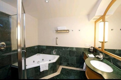 Deluxe King Room In Gold Tower - Accommodation Yamba 4