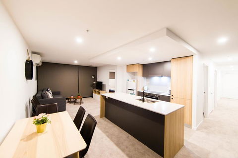 Mid Night Apartment Canberra City Onsite Parking - Accommodation Yamba 2