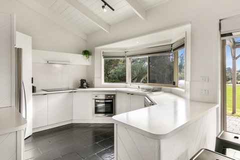 1 Oak - Rye Back Beach Accommodation - Accommodation Yamba 3