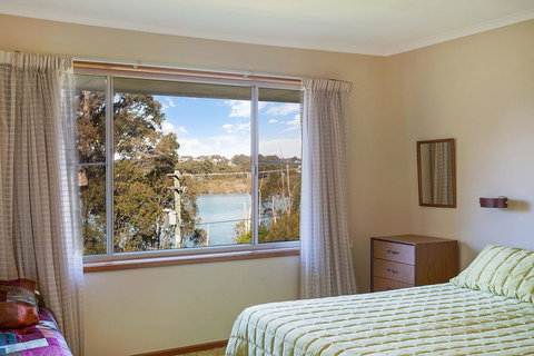 2 Water Crescent - Retro Haven - Accommodation Yamba 3