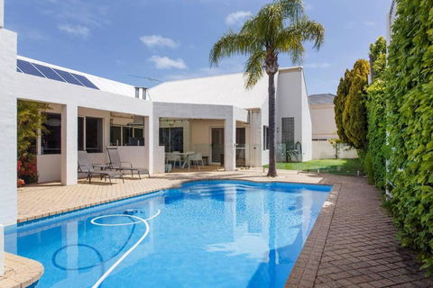 City Beach Coastal Family Home With Pool & Sauna - Accommodation Yamba 0
