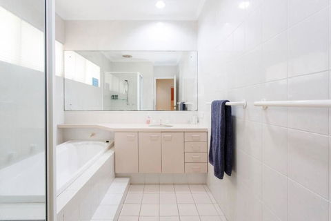 City Beach Coastal Family Home With Pool & Sauna - Accommodation Yamba 4