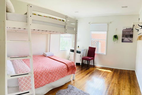 D122 Lovely London Home - Accommodation Yamba 4