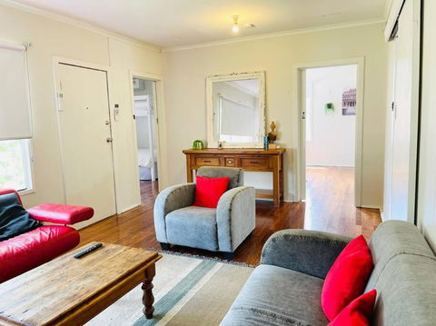 D122 Lovely London Home - Accommodation Yamba 0