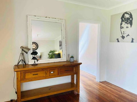 D122 Lovely London Home - Accommodation Yamba 1