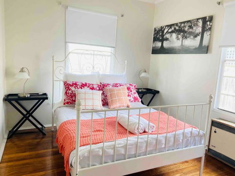 D122 Lovely London Home - Accommodation Yamba 3