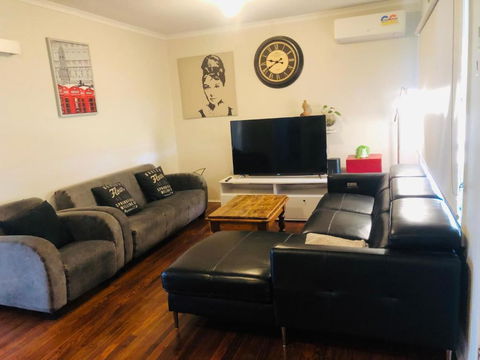 D122 Lovely London Home - Accommodation Yamba 2