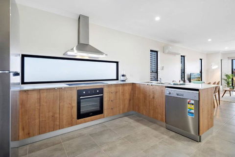 DAYDREAMING Airlie Beach, Water Views & Only 200m To Boardwalk. - Accommodation Yamba 4
