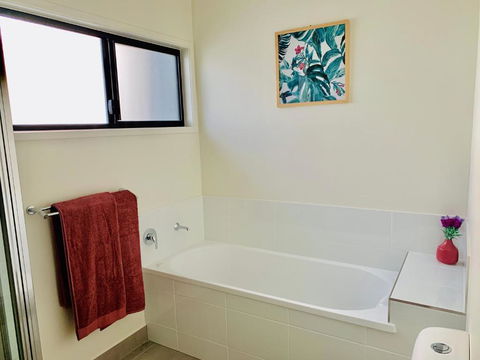 DAYDREAMING Airlie Beach, Water Views & Only 200m To Boardwalk. - Accommodation Yamba 3