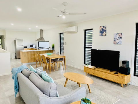 DAYDREAMING Airlie Beach, Water Views & Only 200m To Boardwalk. - Accommodation Yamba 0