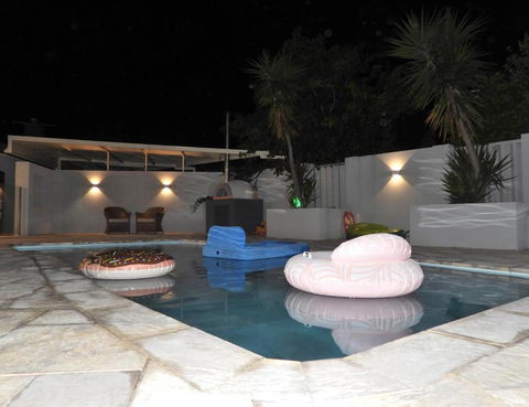 Deluxe Modern Family Home With Pool - Accommodation Yamba 3