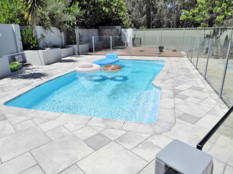 Deluxe Modern Family Home With Pool - Accommodation Yamba 4