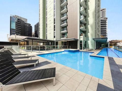 2BR EPIC VIEWS , CBD,  2 Cars , Pool, Wine, Gym, Netflix - Accommodation Yamba 2