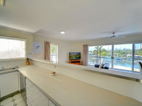 3br Broadbeach Lakefront Apartment - Accommodation Yamba 2